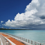 遊歩道と入道雲-トゥリバー