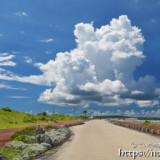 湯歩道の上に浮かぶ入道雲-トゥリバー