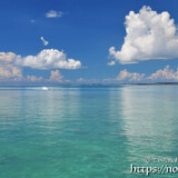 ベタ凪の海と海面に映る雲-トゥリバー