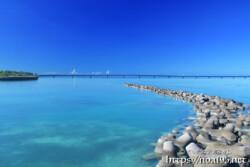 ベタ凪の青い海-トゥリバー