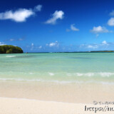 遠浅のビーチに寄せる波-クウラビーチ