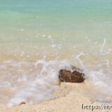 ヤシの実にぶつかる波-クウラビーチ