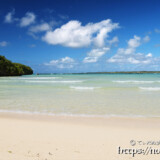 遠浅のビーチに打ち寄せる波-クウラビーチ