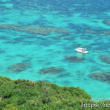 珊瑚礁の海とボート-牧山展望台