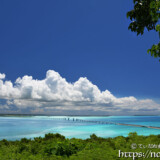 海を渡る雲と伊良部大橋-牧山展望台広場