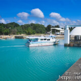 島尻漁港の桟橋と「スマヌかりゆす」