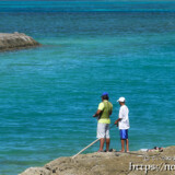 釣りをする親子-島尻漁港