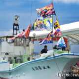 風にはためく大漁旗-伊良部島海神祭