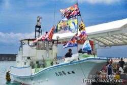 風にはためく大漁旗-伊良部島海神祭