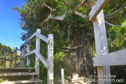 遠見台下の巨岩・トゥンバラ-大神島