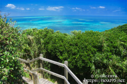 遠見台から見える珊瑚礁の青い海-大神島