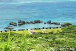 半円形に並ぶ奇岩-大神島カミカキス
