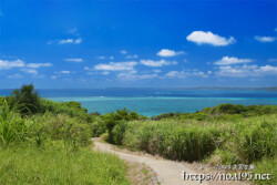 道の先に広がるサンゴ礁の海-大神島