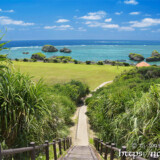 道の先に広がるサンゴ礁の海と奇岩-大神島