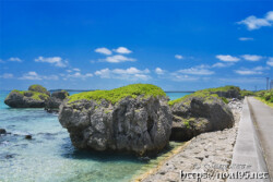 奇岩と海沿いの道-大神島