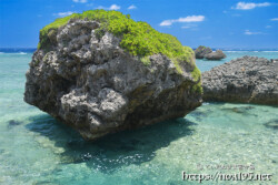 奇岩と珊瑚礁の海-大神島