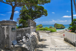 小中学校跡の塀に並べられた貝殻-大神島