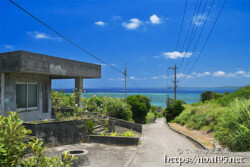 集落から海へ続く道-大神島
