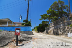 島でひとつだけの郵便ポストと集落への道-大神島