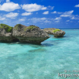 奇岩が並ぶ珊瑚礁の海-大神島