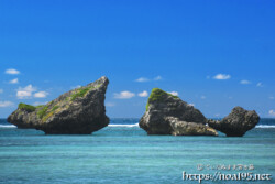 海に並ぶ奇岩-大神島