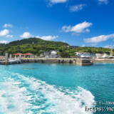 漁港を出発する「ウカンかりゆす」-大神島