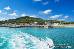 漁港を出発する「ウカンかりゆす」-大神島