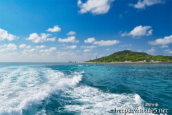遠ざかる大神島と「ウカンかりゆす」の航跡