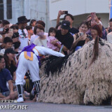 観客の頭をかむ獅子-久松の獅子舞