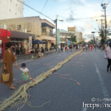 道路に横たわる大綱-宮古島東西大綱引き