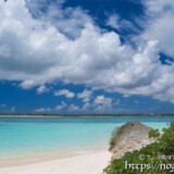 ビーチを横切る雲-来間島猫の舌ビーチ