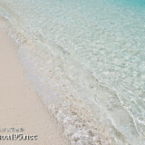 打ち寄せる透き通った波-来間島猫の舌ビーチ