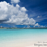 ビーチを横切る雲-来間島猫の舌ビーチ