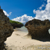 干潮時に現れる浜と奇岩-来間島猫の舌ビーチ