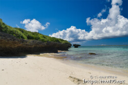 干潮時に現れる小さな浜-来間島猫の舌ビーチ