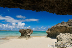 干潮時に現れる浜と洞窟-来間島猫の舌ビーチ