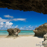 干潮時に現れる浜と洞窟-来間島猫の舌ビーチ