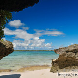 干潮時に現れる浜と洞窟-来間島猫の舌ビーチ