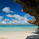 干潮時に現れる浜と奇岩-来間島猫の舌ビーチ