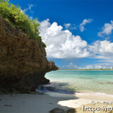 干潮時に現れる浜と洞窟-来間島猫の舌ビーチ