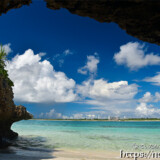 洞窟と小さな浜-来間島猫の舌ビーチ