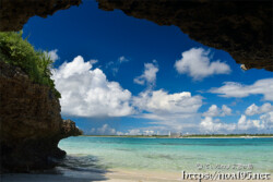 洞窟と小さな浜-来間島猫の舌ビーチ