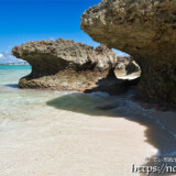 奇岩と小さな浜-来間島猫の舌ビーチ