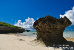 干潮時に現れる浜と奇岩-来間島猫の舌ビーチ