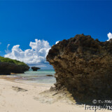 干潮時に現れる浜と奇岩-来間島猫の舌ビーチ