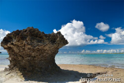 干潮時に現れる奇岩-来間島猫の舌ビーチ