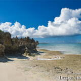 干潮時に現れる小さな浜-来間島猫の舌ビーチ