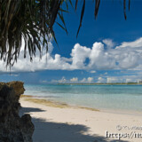 アダンの茂る岩陰-来間島猫の舌ビーチ