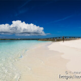 打ち寄せる透き通った波-来間島猫の舌ビーチ