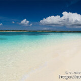 打ち寄せる透き通った波-来間島猫の舌ビーチ